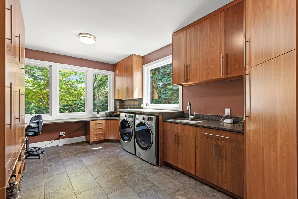 9200 Hearthstead Ln, Eden Prairie, MN 55347