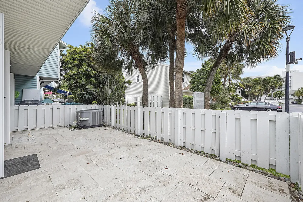 2747 NE 15th St, Pompano Beach, FL 33062