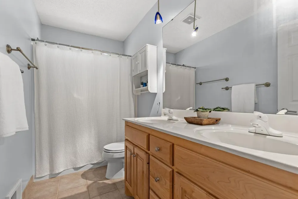 9200 Hearthstead Ln, Eden Prairie, MN 55347