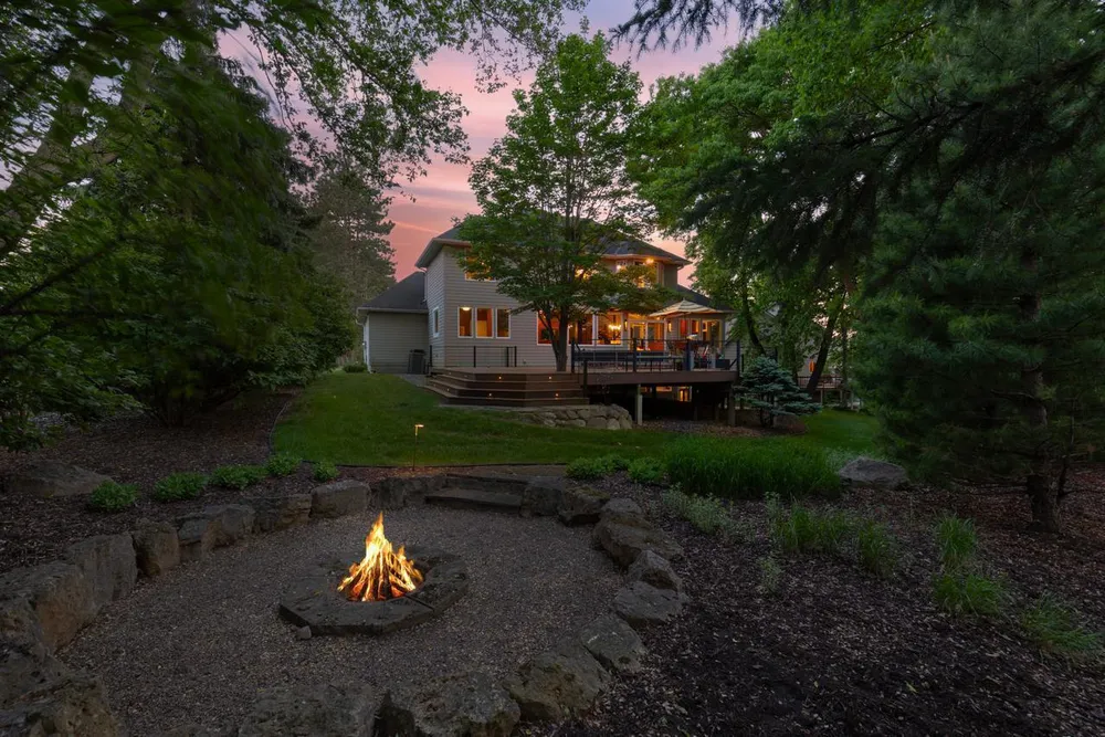 9200 Hearthstead Ln, Eden Prairie, MN 55347