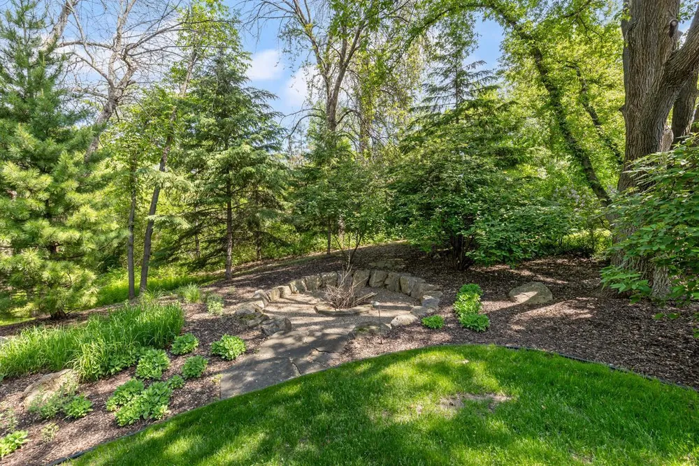 9200 Hearthstead Ln, Eden Prairie, MN 55347
