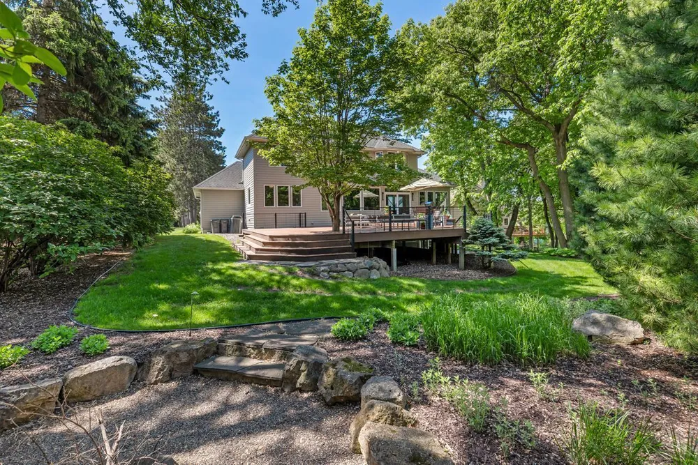 9200 Hearthstead Ln, Eden Prairie, MN 55347