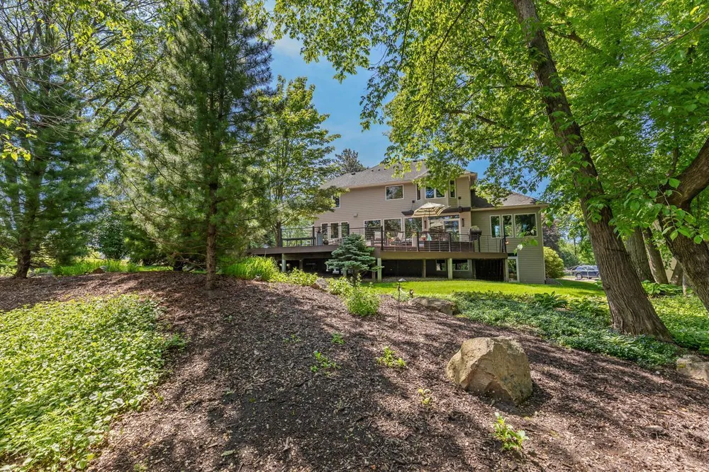 9200 Hearthstead Ln, Eden Prairie, MN 55347