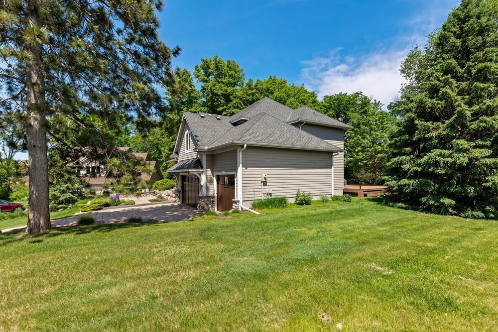 9200 Hearthstead Ln, Eden Prairie, MN 55347
