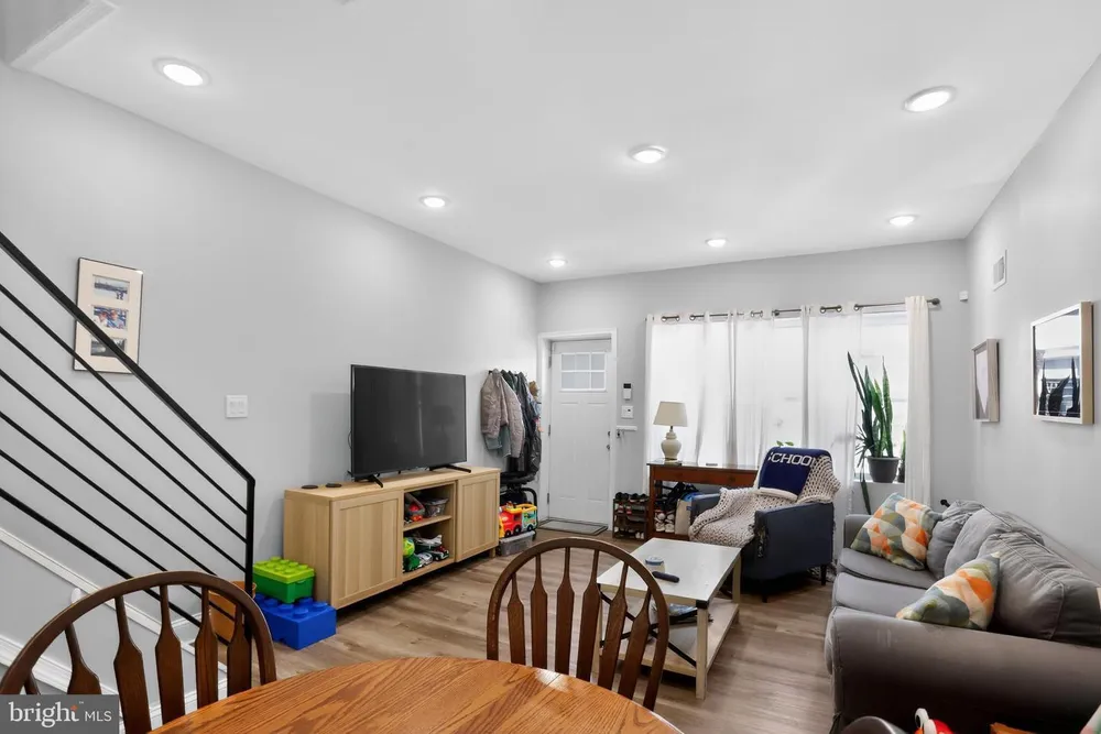 2009 S Opal St, Philadelphia, PA 19145