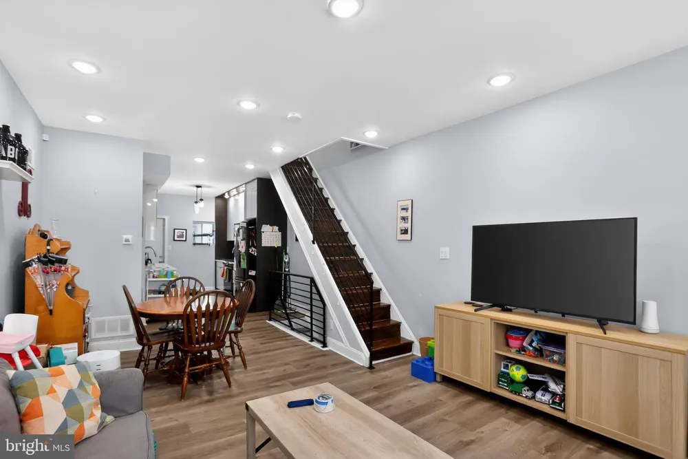 2009 S Opal St, Philadelphia, PA 19145
