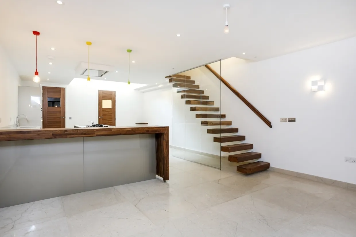 Freshford Street London SW18 photo 3