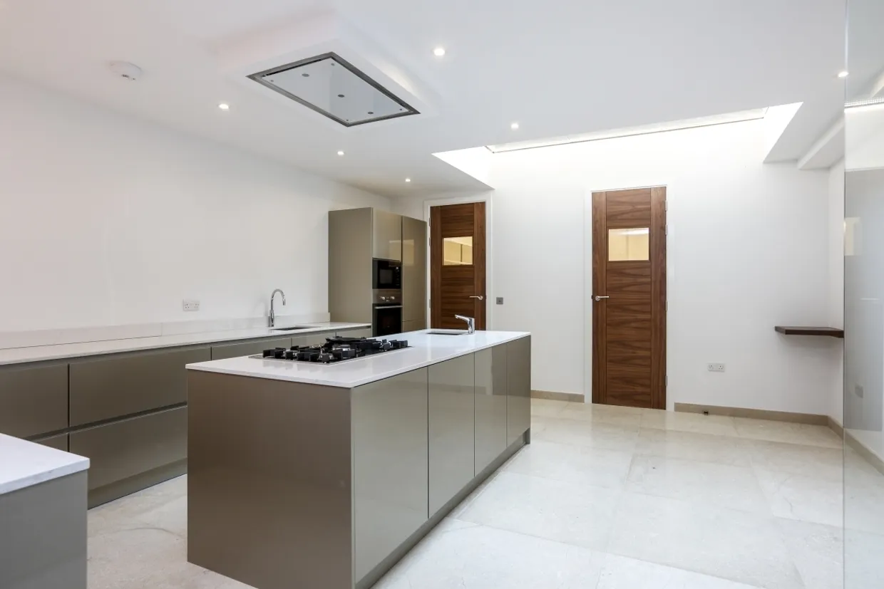 Freshford Street London SW18 photo 5