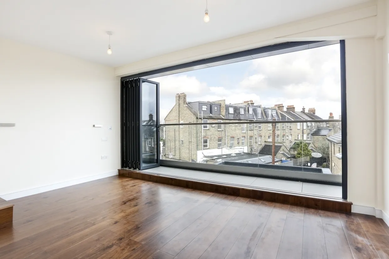 Freshford Street London SW18 photo 7