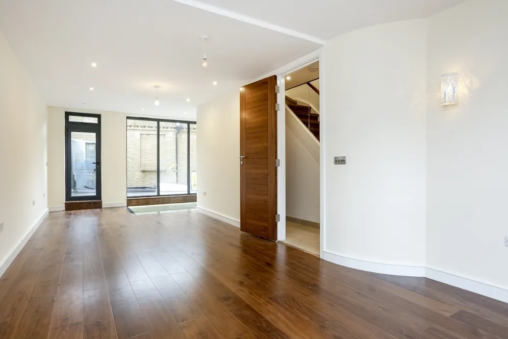 Freshford Street London SW18 photo 9