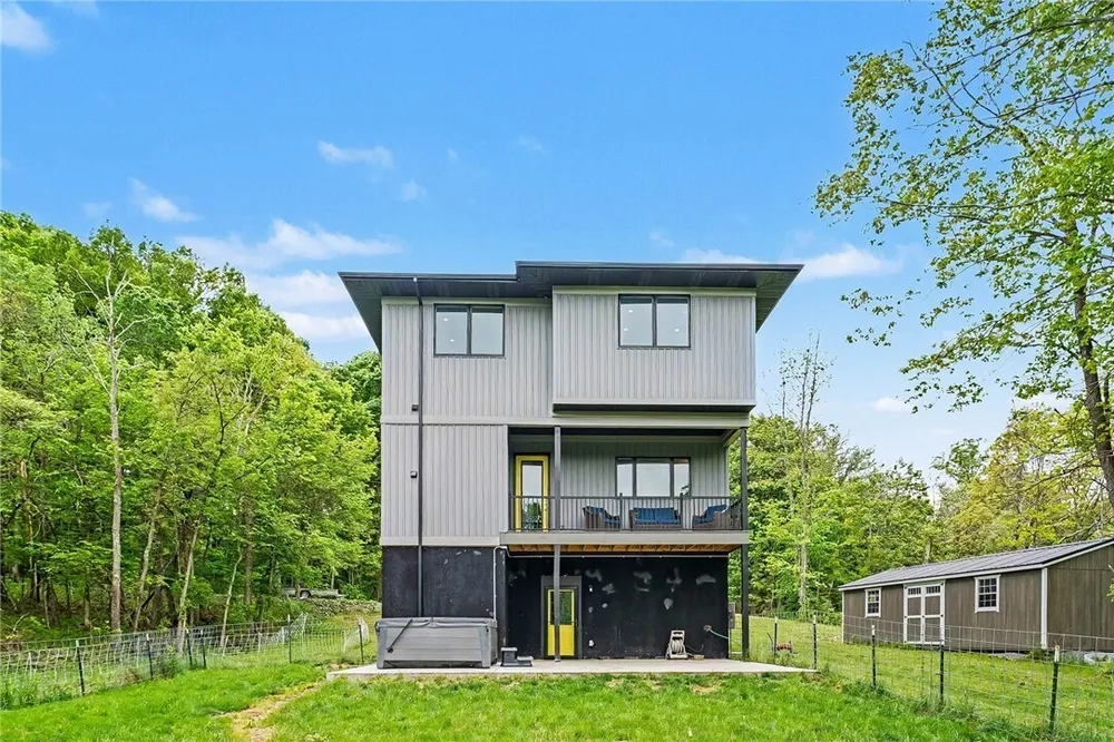 111 Church Ln, Beaver Falls, PA 15010