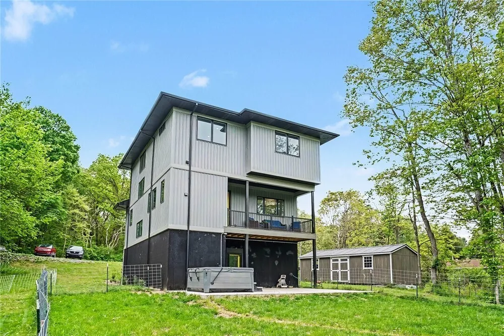 111 Church Ln, Beaver Falls, PA 15010