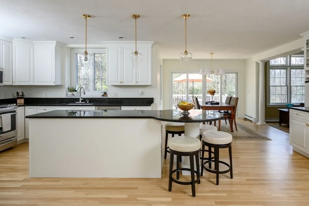 108 Deerfield Ln, Hanover, MA 02339