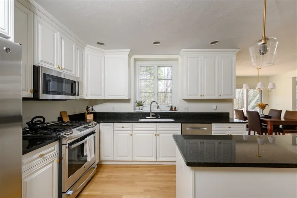 108 Deerfield Ln, Hanover, MA 02339