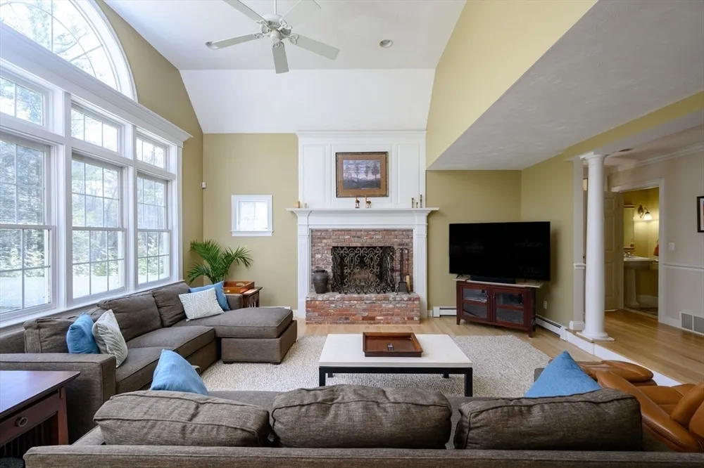 108 Deerfield Ln, Hanover, MA 02339