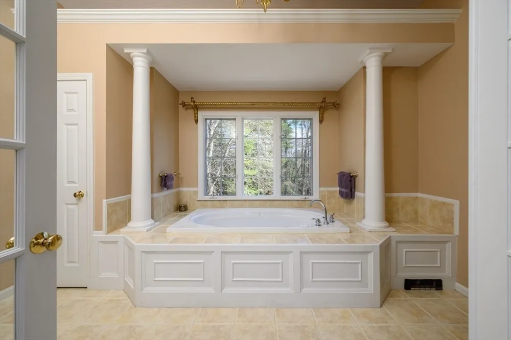 108 Deerfield Ln, Hanover, MA 02339