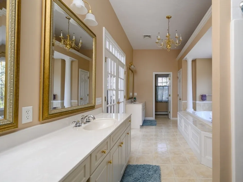 108 Deerfield Ln, Hanover, MA 02339