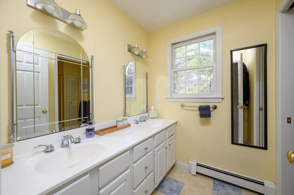 108 Deerfield Ln, Hanover, MA 02339