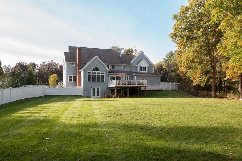108 Deerfield Ln, Hanover, MA 02339