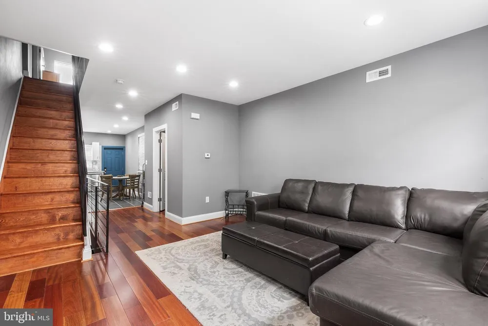 2422 S Juniper St, Philadelphia, PA 19148