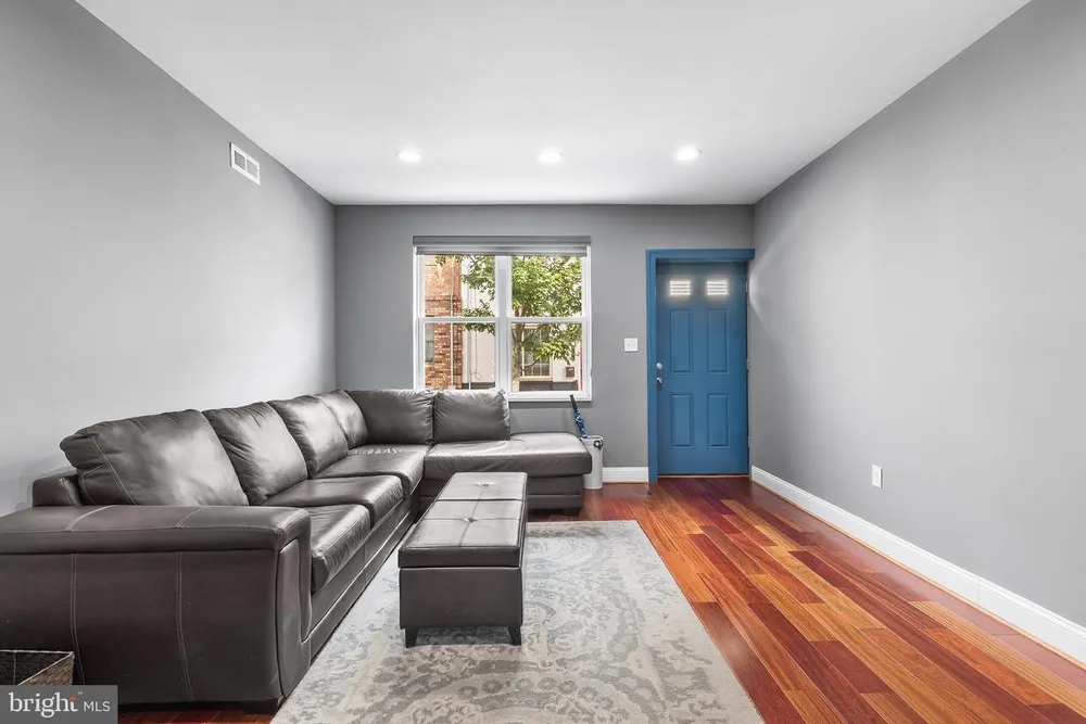 2422 S Juniper St, Philadelphia, PA 19148