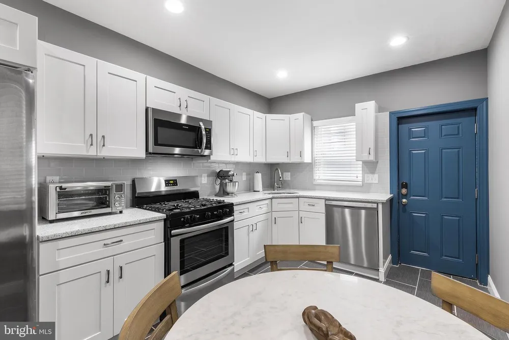2422 S Juniper St, Philadelphia, PA 19148