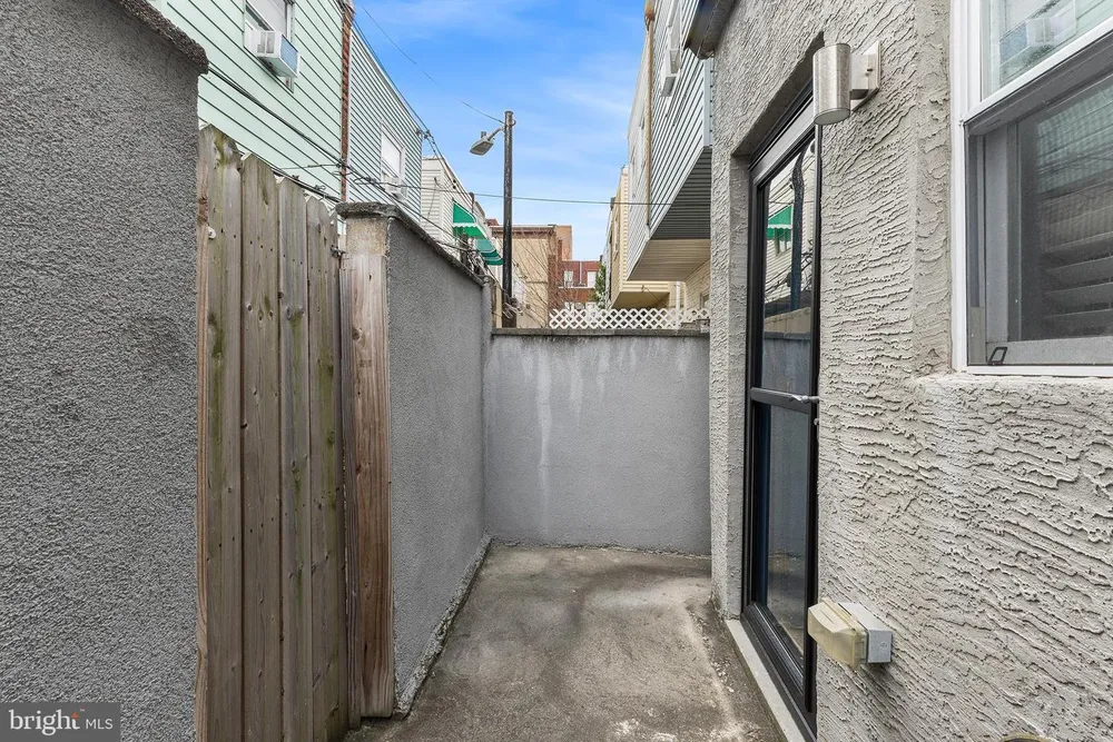 2422 S Juniper St, Philadelphia, PA 19148