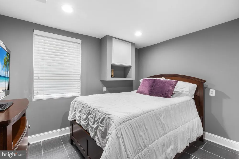 2422 S Juniper St, Philadelphia, PA 19148