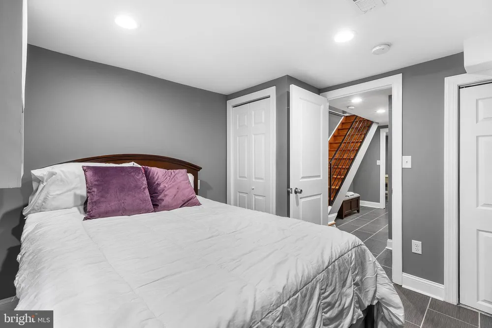 2422 S Juniper St, Philadelphia, PA 19148
