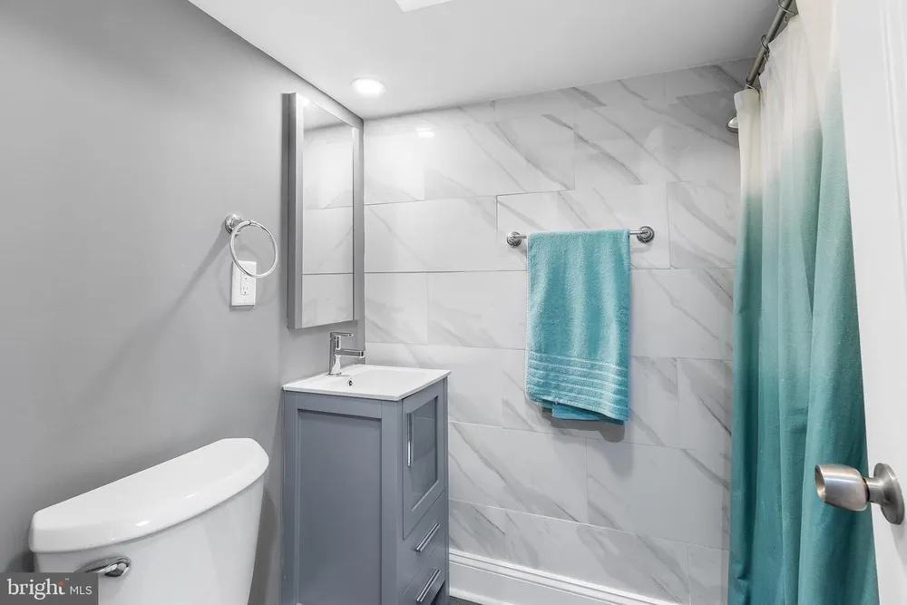 2422 S Juniper St, Philadelphia, PA 19148