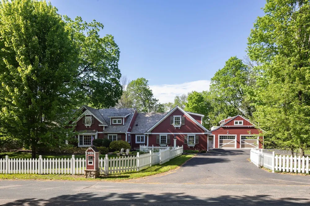 4202 Heathcote Rd, Deephaven, MN 55391