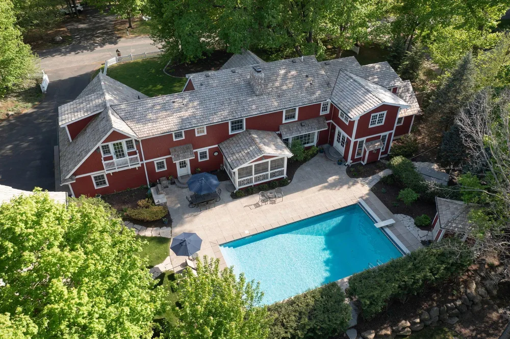 4202 Heathcote Rd, Deephaven, MN 55391