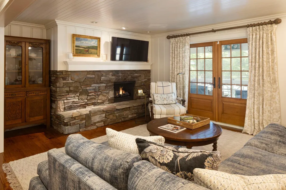 4202 Heathcote Rd, Deephaven, MN 55391