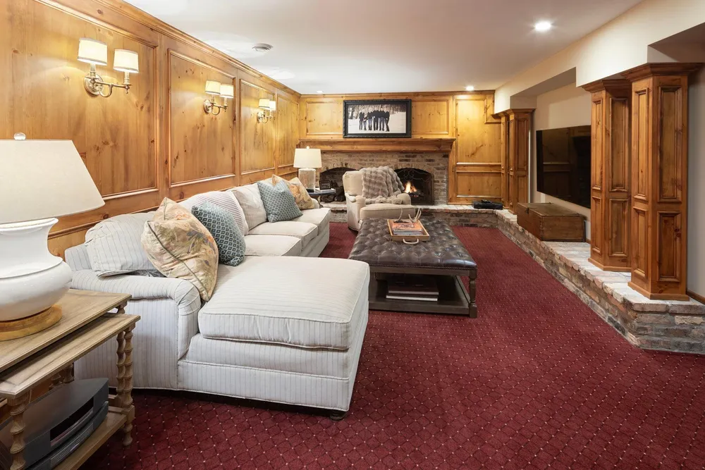 4202 Heathcote Rd, Deephaven, MN 55391