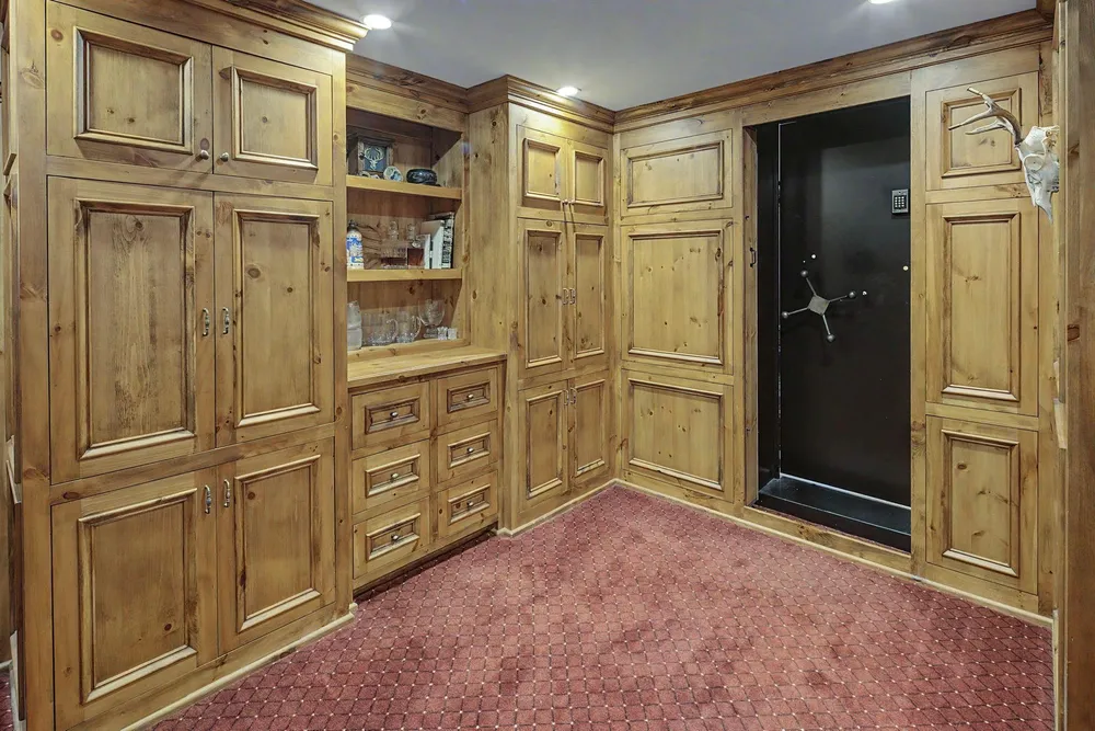 4202 Heathcote Rd, Deephaven, MN 55391