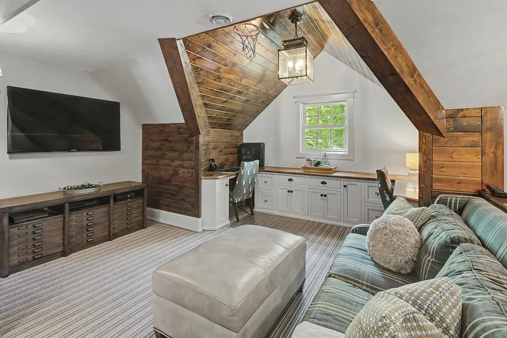 4202 Heathcote Rd, Deephaven, MN 55391