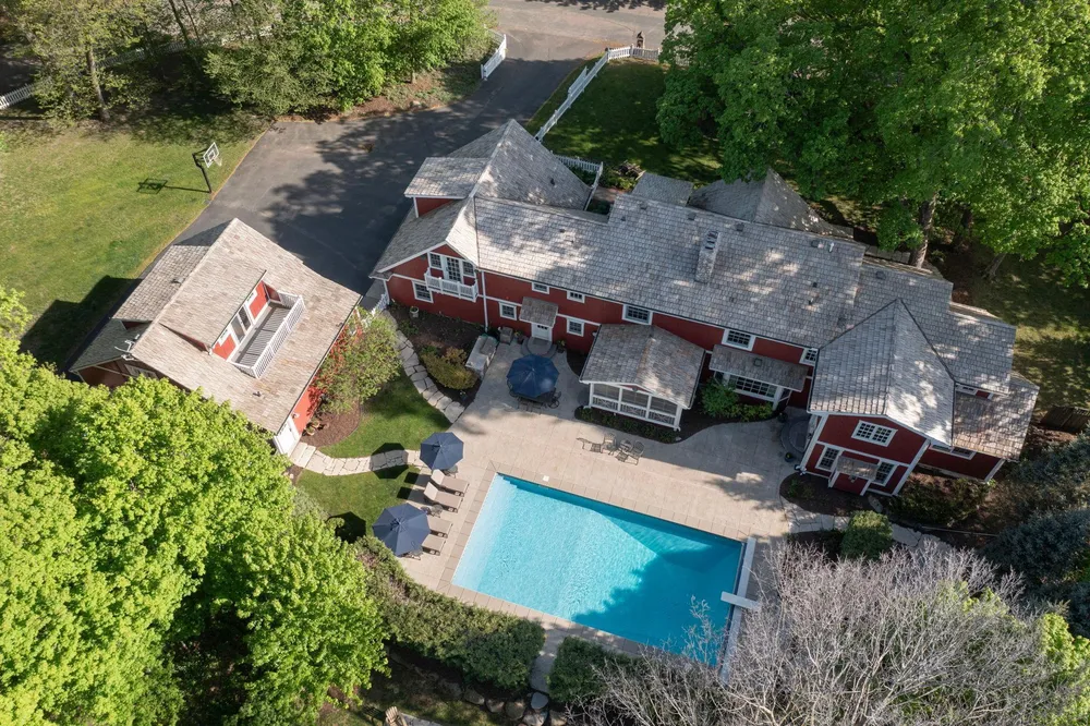 4202 Heathcote Rd, Deephaven, MN 55391