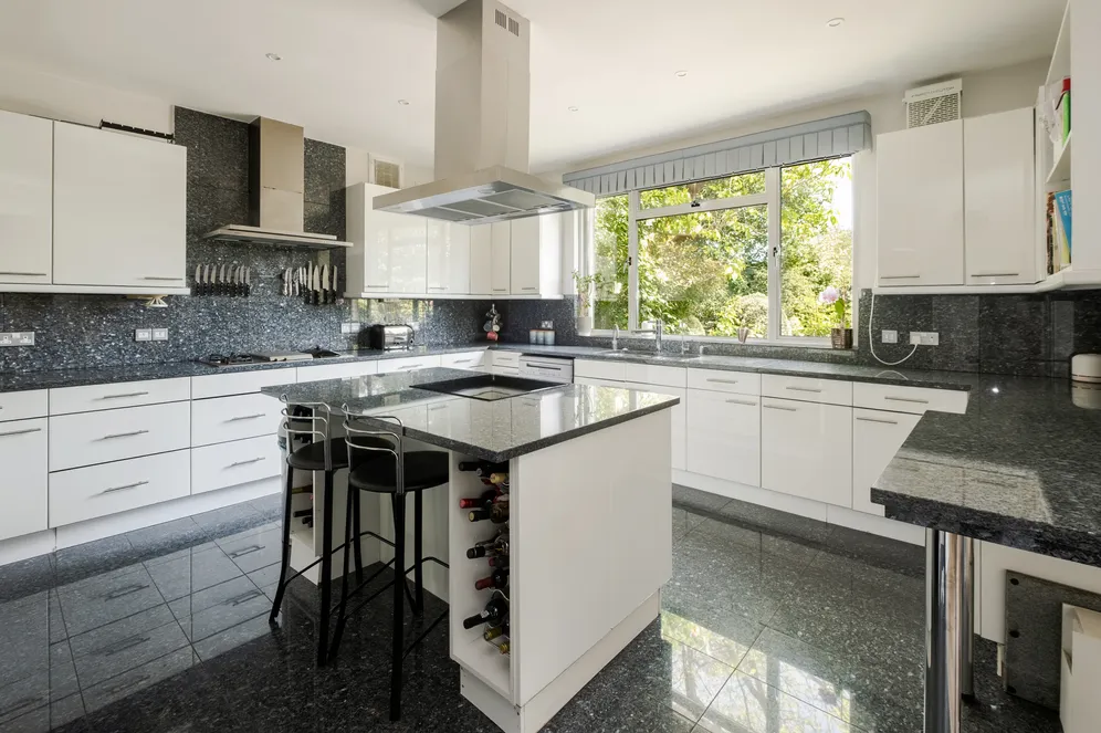 16A The Bishops Avenue, London, N2 photo 4