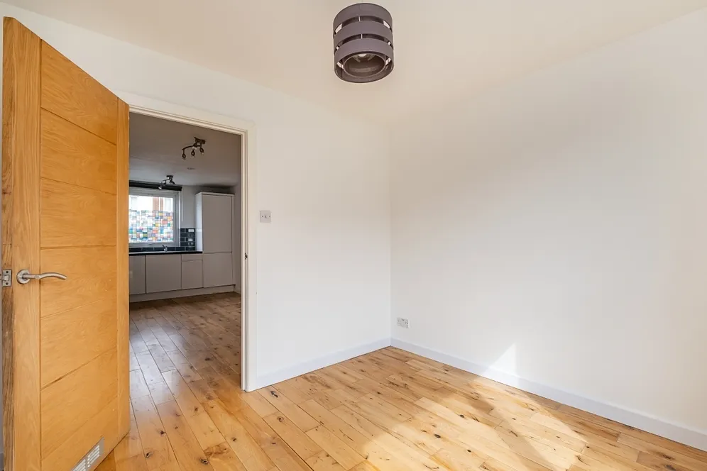 Waverton Road London SW18 photo 10