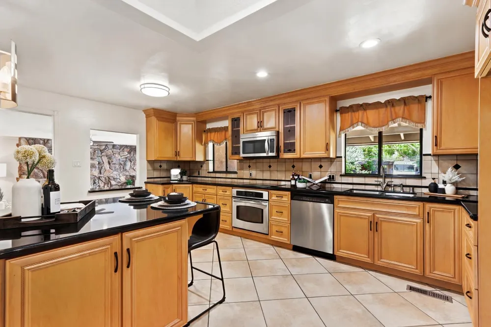 6030 Palm Dr, Carmichael, CA 95608