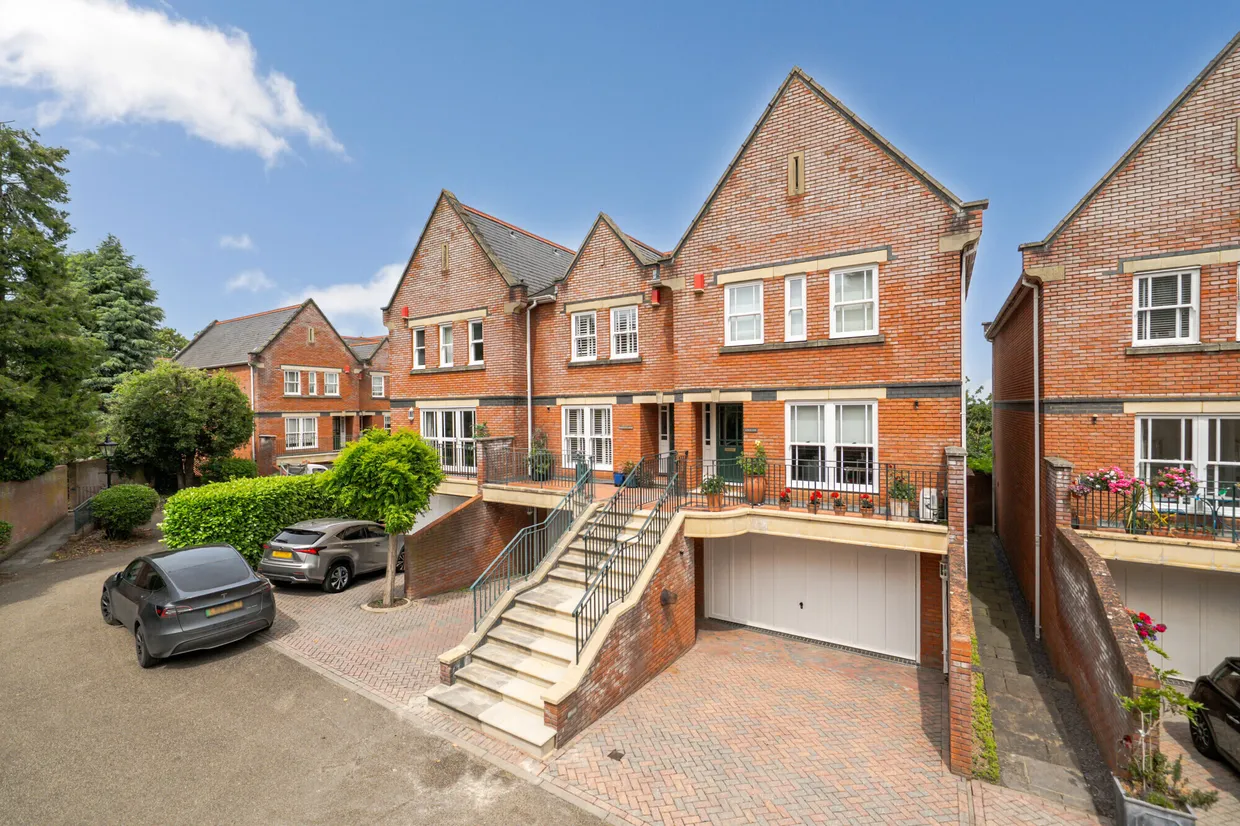Pinel Close, Virginia Water, GU25 photo 16