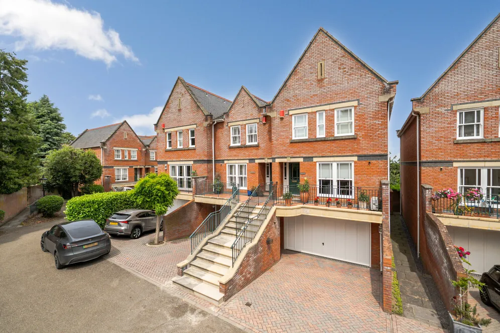 Pinel Close, Virginia Water, GU25 photo 16