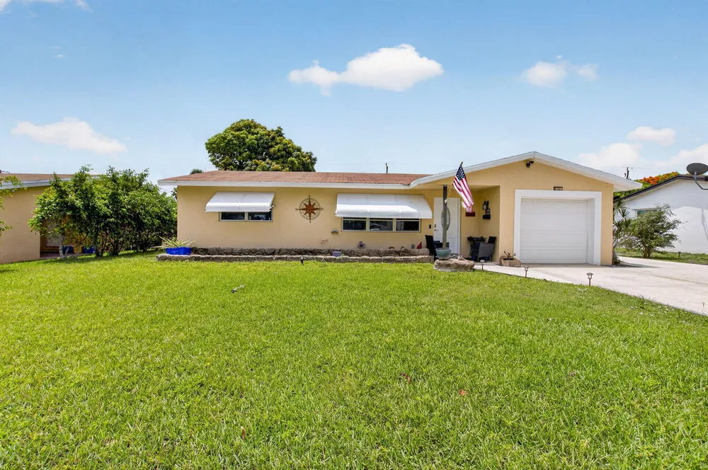 220 SW 10th Ave, Boynton Beach, FL 33435