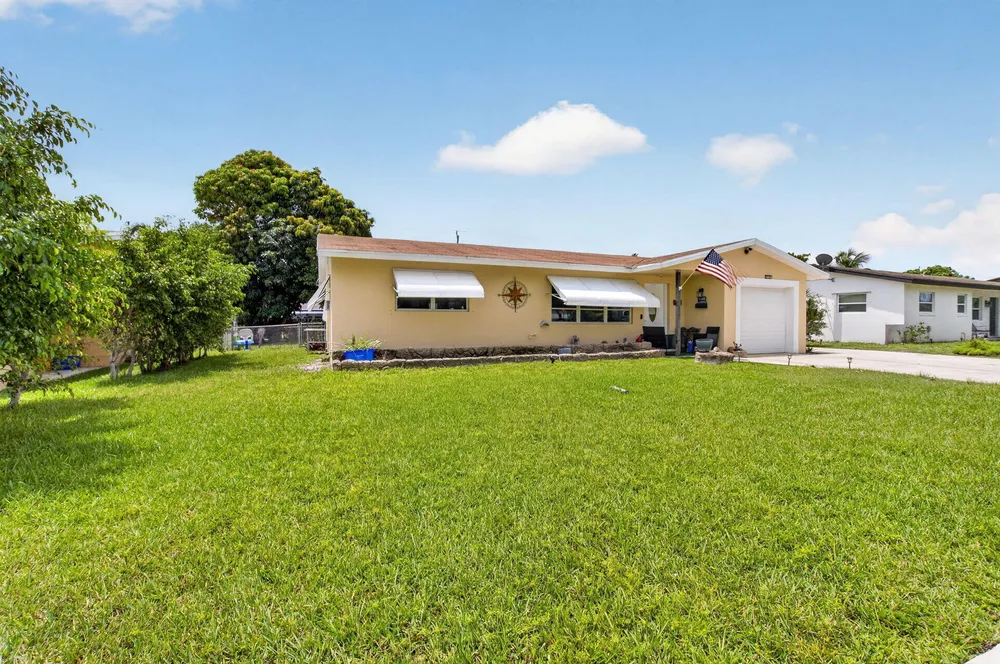 220 SW 10th Ave, Boynton Beach, FL 33435