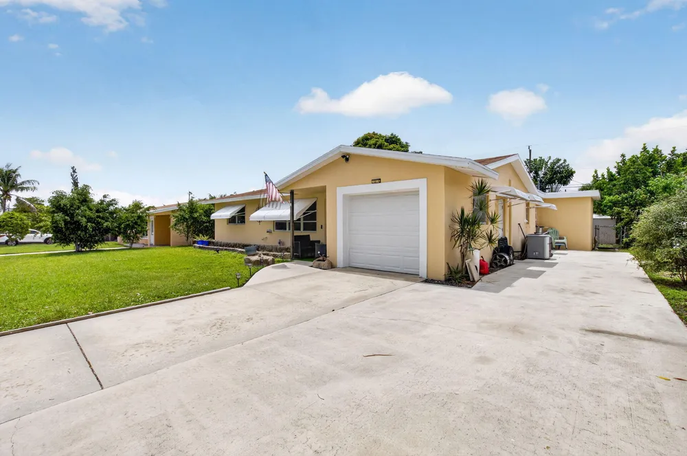 220 SW 10th Ave, Boynton Beach, FL 33435