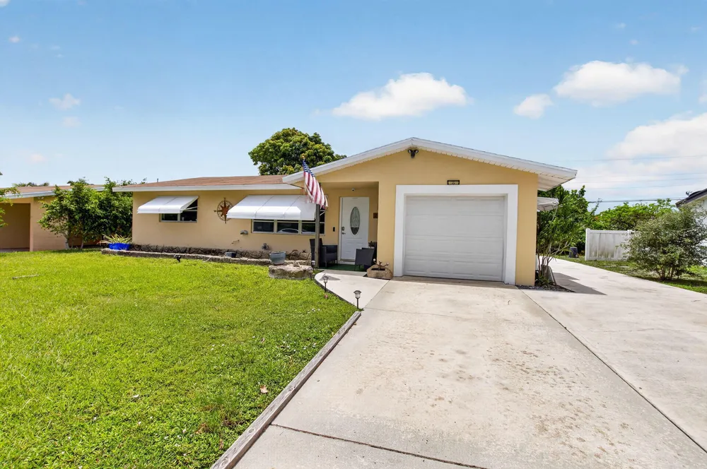 220 SW 10th Ave, Boynton Beach, FL 33435