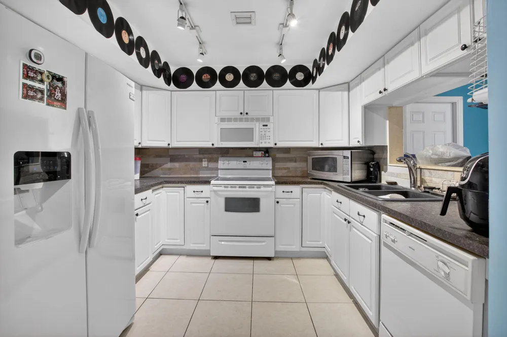 220 SW 10th Ave, Boynton Beach, FL 33435