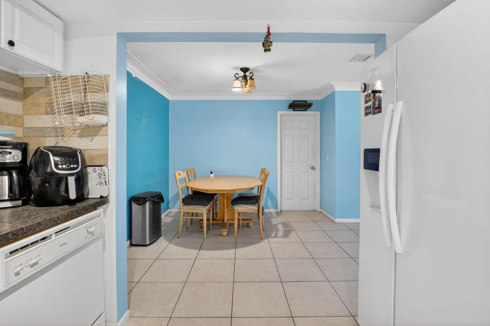 220 SW 10th Ave, Boynton Beach, FL 33435