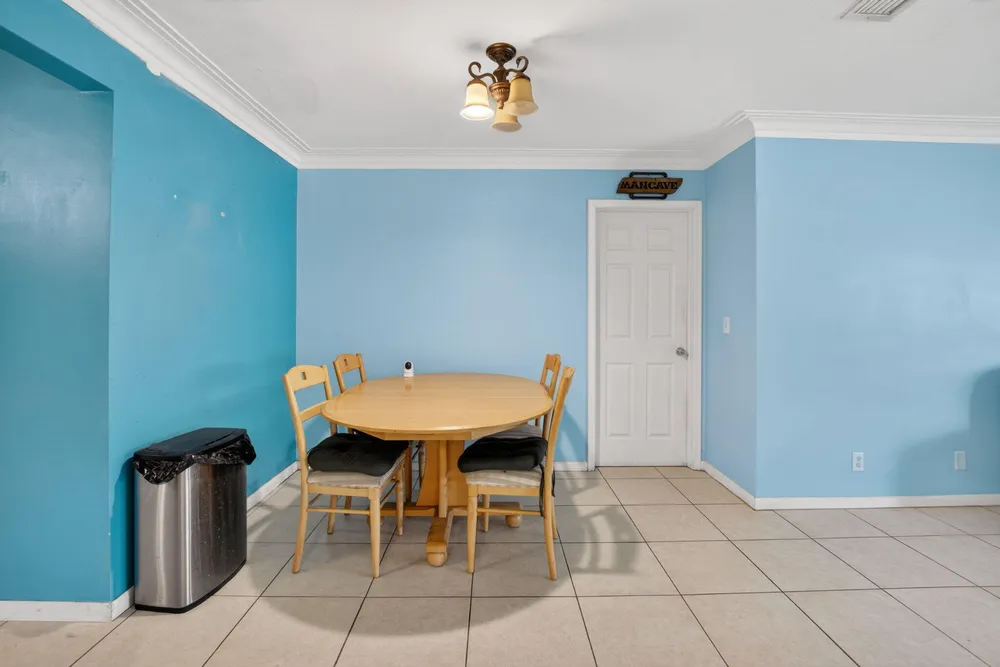 220 SW 10th Ave, Boynton Beach, FL 33435