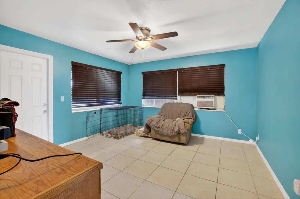 220 SW 10th Ave, Boynton Beach, FL 33435